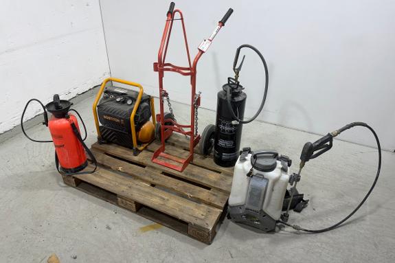 Byggeutstyr - Bostitch kompressor, FlowZone sprøyte, Hudson trykksprøyte og flaskevogn