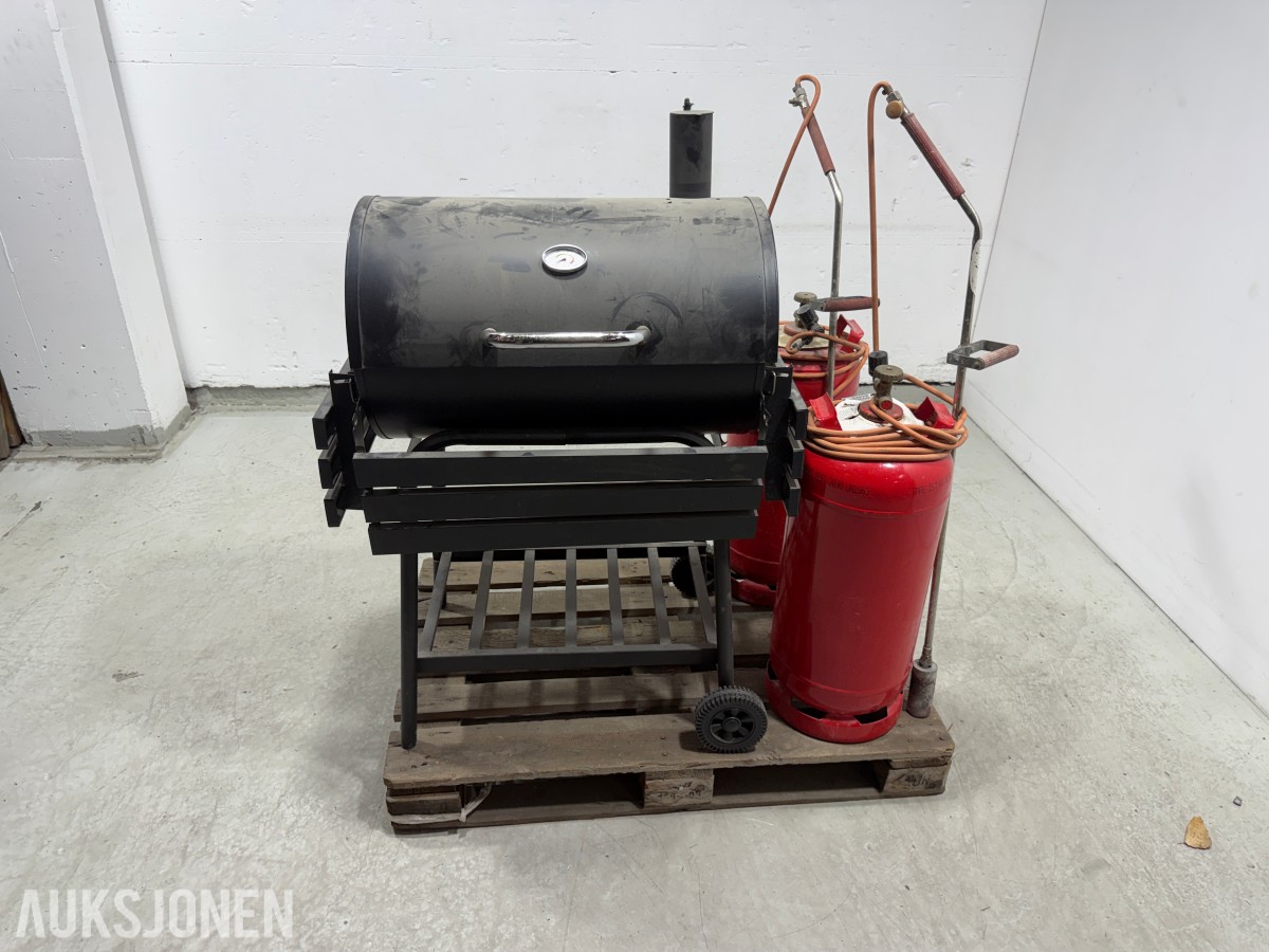 Tønnegrill med gassflasker og brennerutstyr