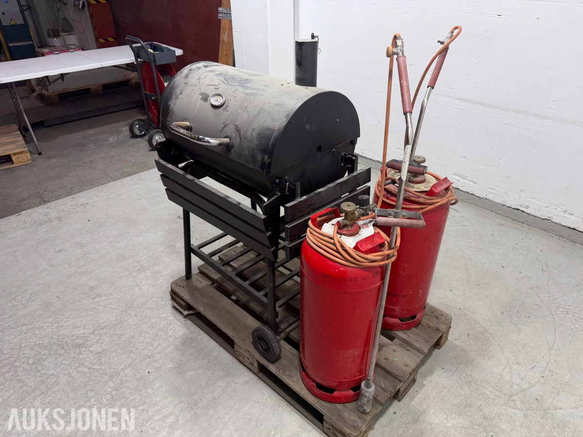 Tønnegrill med gassflasker og brennerutstyr