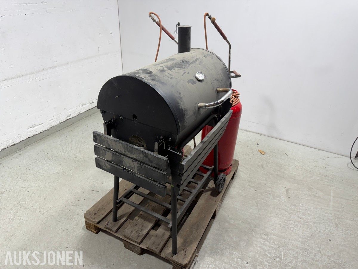 Tønnegrill med gassflasker og brennerutstyr