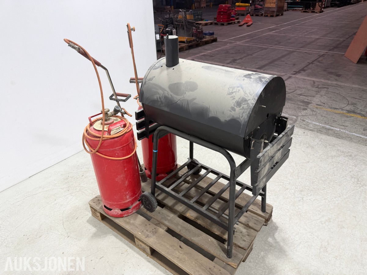 Tønnegrill med gassflasker og brennerutstyr