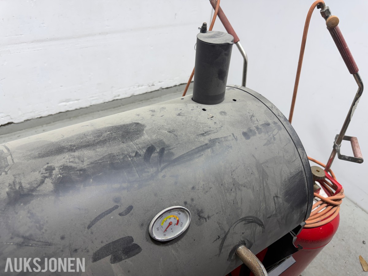 Tønnegrill med gassflasker og brennerutstyr