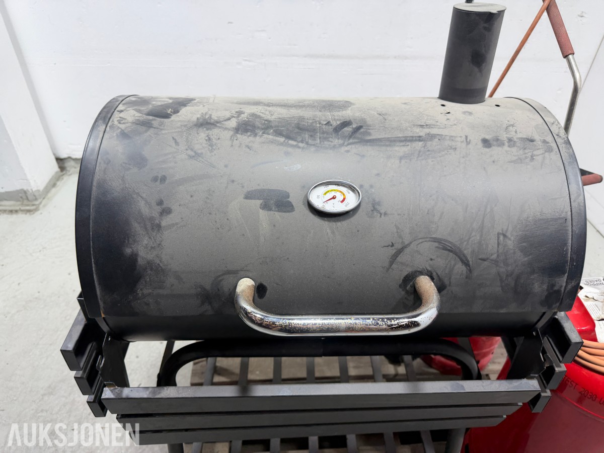 Tønnegrill med gassflasker og brennerutstyr