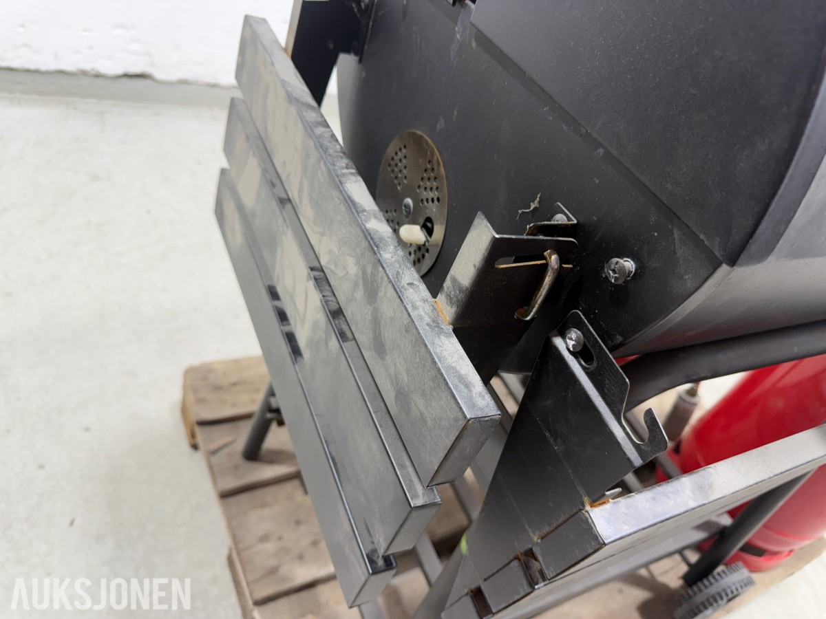 Tønnegrill med gassflasker og brennerutstyr