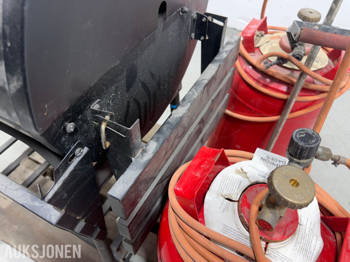Tønnegrill med gassflasker og brennerutstyr