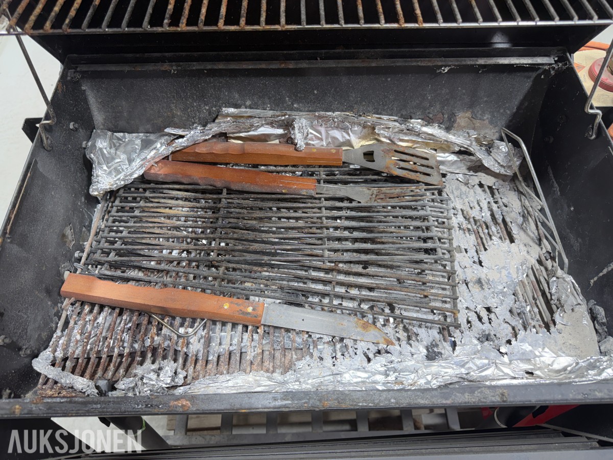 Tønnegrill med gassflasker og brennerutstyr