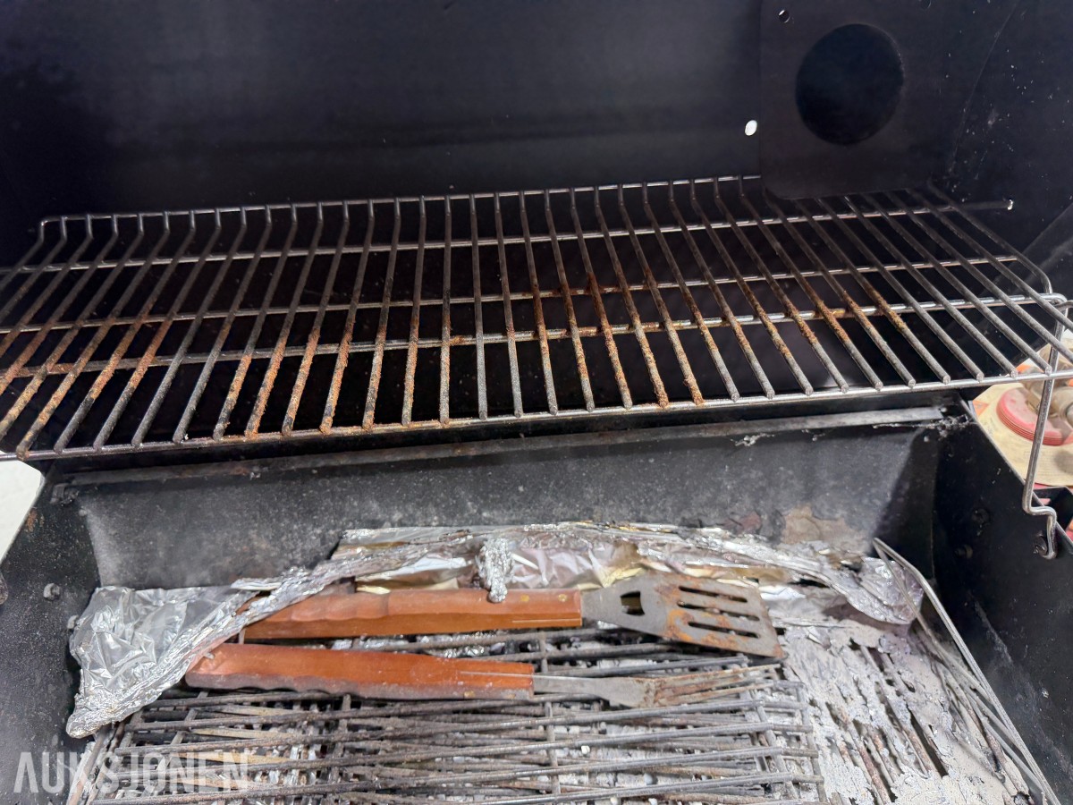Tønnegrill med gassflasker og brennerutstyr