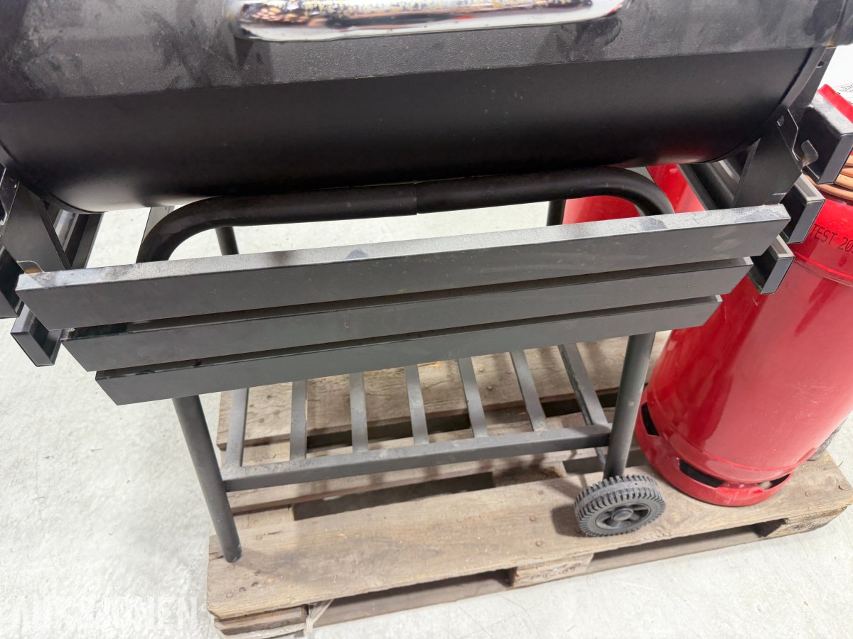 Tønnegrill med gassflasker og brennerutstyr