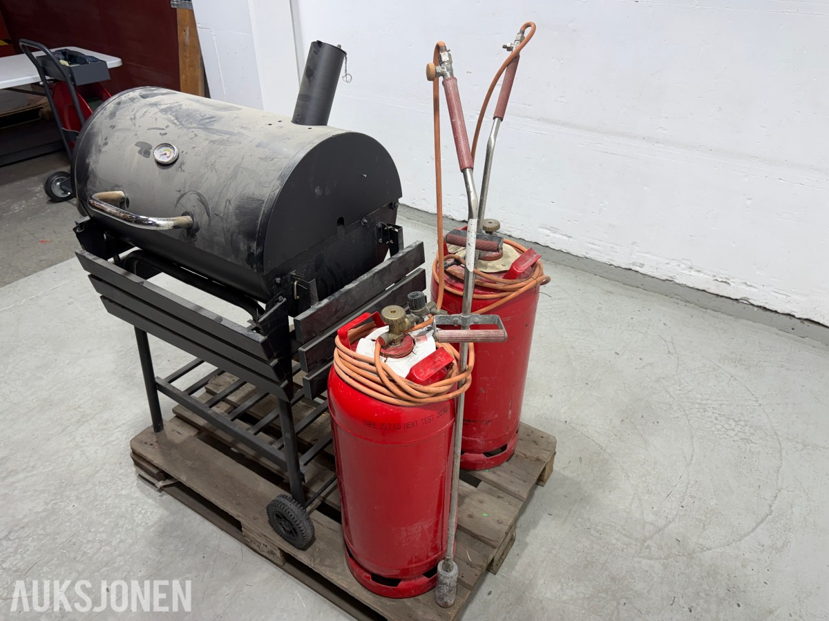 Tønnegrill med gassflasker og brennerutstyr