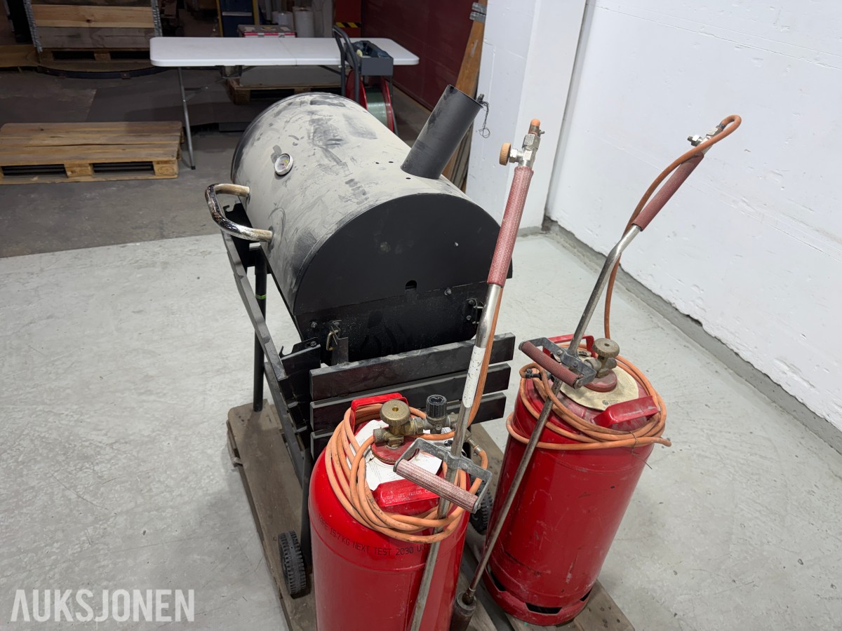 Tønnegrill med gassflasker og brennerutstyr