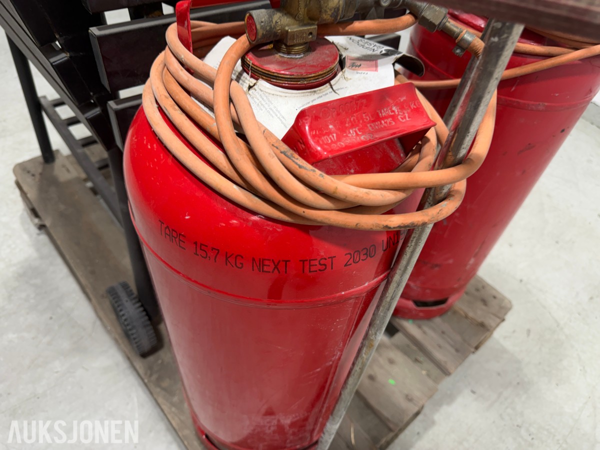 Tønnegrill med gassflasker og brennerutstyr