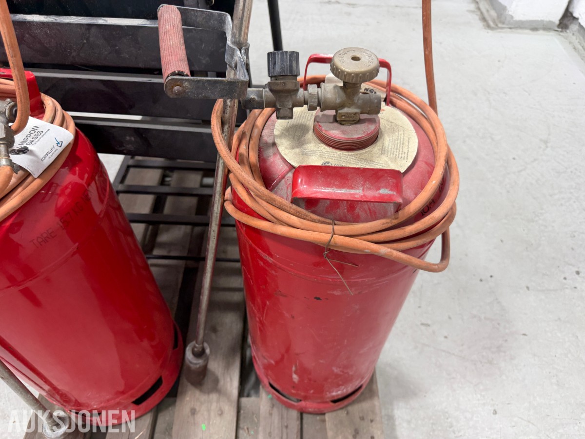 Tønnegrill med gassflasker og brennerutstyr