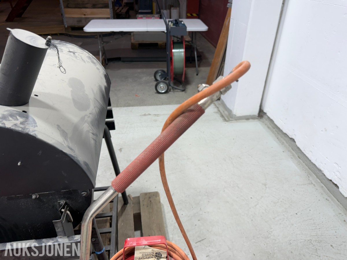 Tønnegrill med gassflasker og brennerutstyr