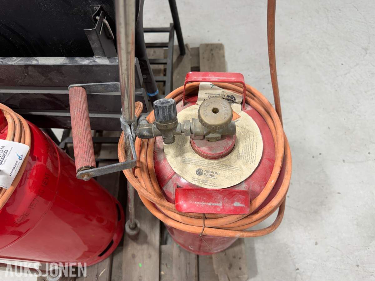 Tønnegrill med gassflasker og brennerutstyr