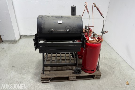 Tønnegrill med gassflasker og brennerutstyr