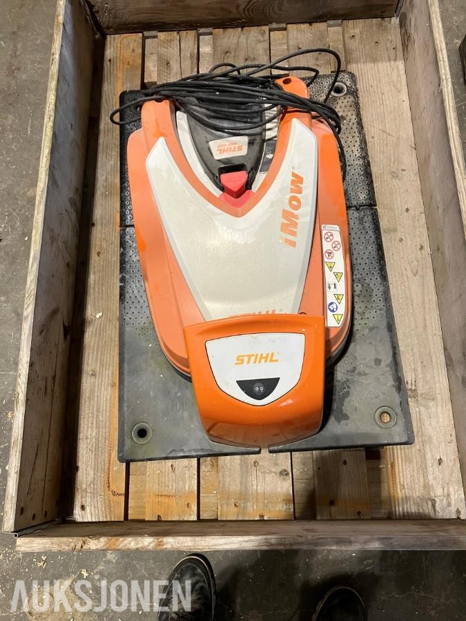2021 STIHL RMI 422 Robotklipper med ladestasjon