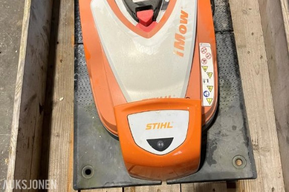 2021 STIHL RMI 422 Robotklipper med ladestasjon