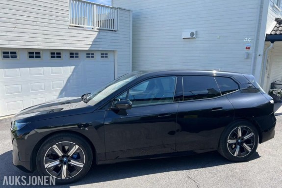 2023 BMW iX xDrive 40 HENGERFESTE HEAD-UP KAMERA SERVICEAVTALE
