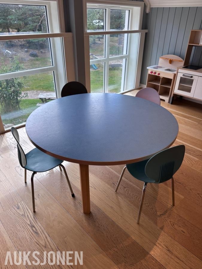 2020 Rundt bord barn , tripp trapp stol og lekebinge