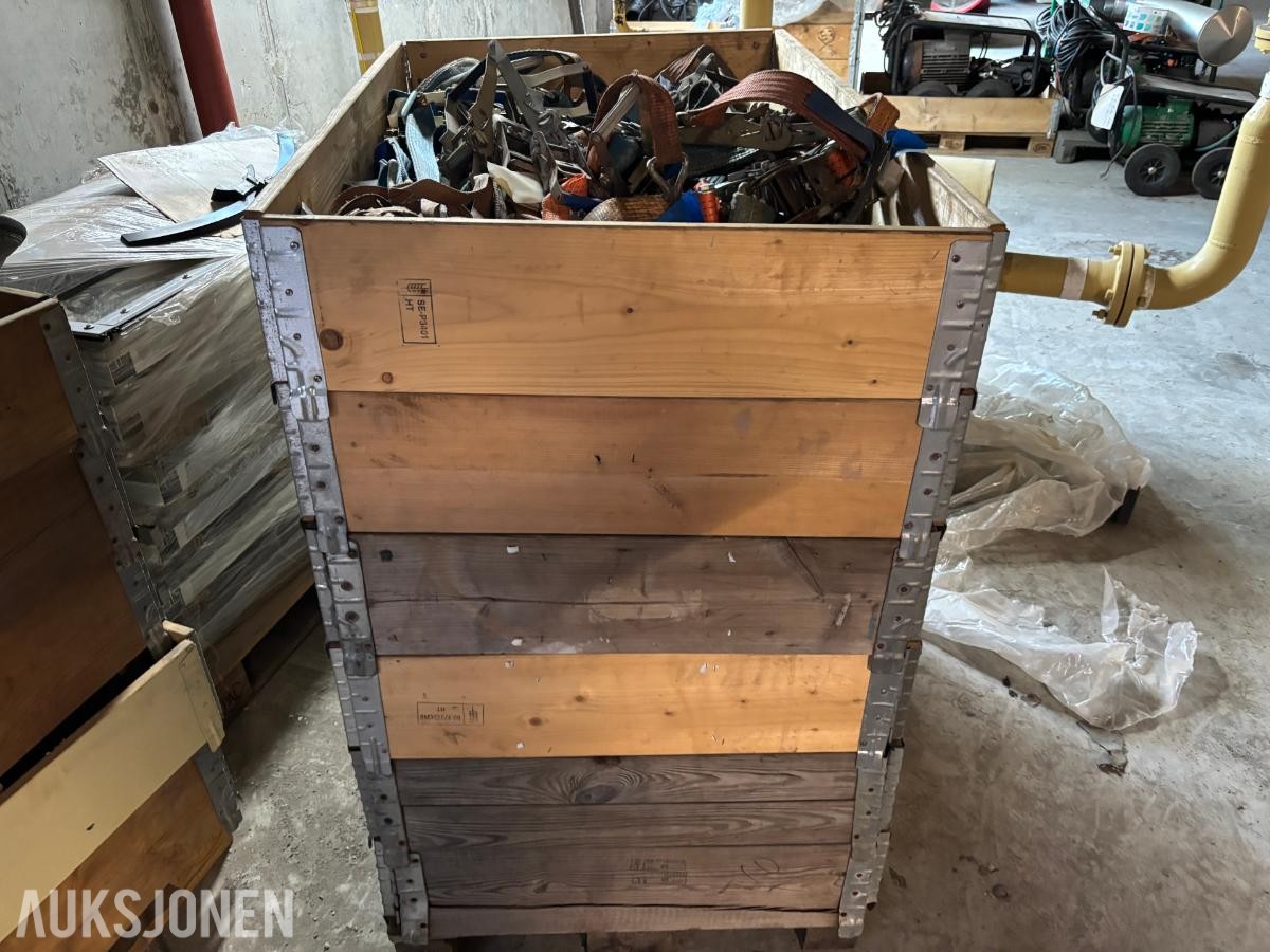 Parti med lastestrammere, jekkestropper og spennbånd – ca. 6 pallekarmer høy