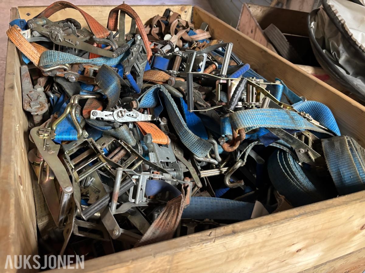 Parti med lastestrammere, jekkestropper og spennbånd – ca. 6 pallekarmer høy