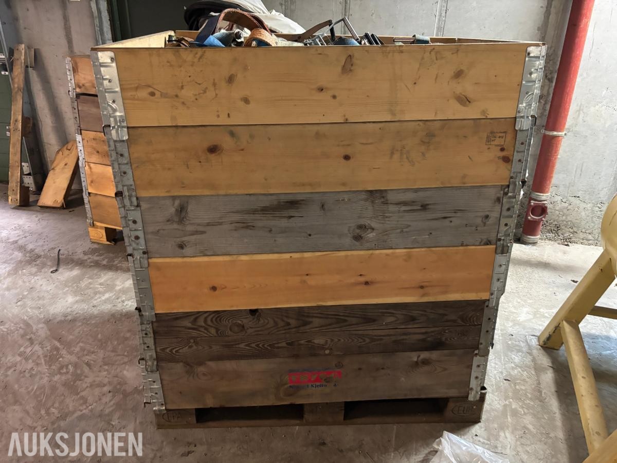 Parti med lastestrammere, jekkestropper og spennbånd – ca. 6 pallekarmer høy