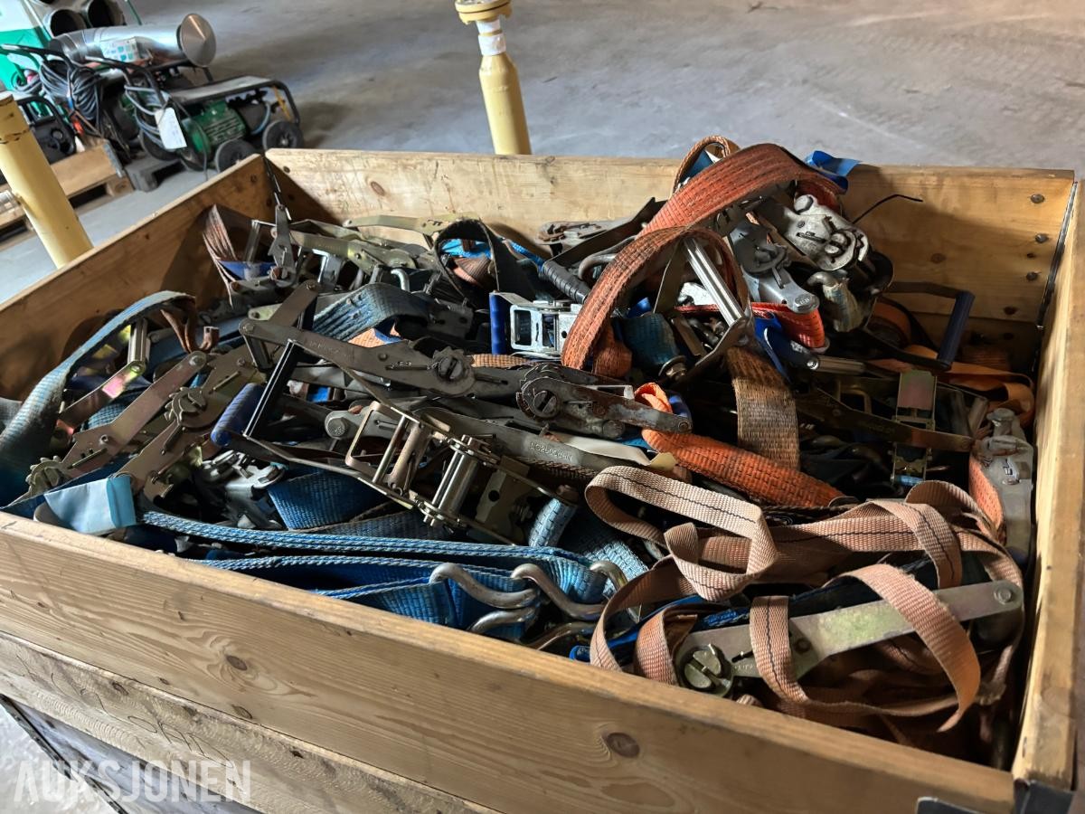 Parti med lastestrammere, jekkestropper og spennbånd – ca. 6 pallekarmer høy