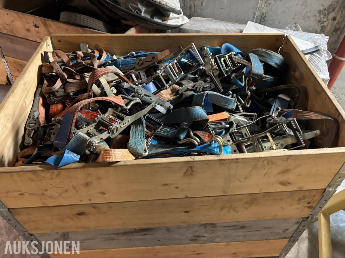 Parti med lastestrammere, jekkestropper og spennbånd – ca. 6 pallekarmer høy