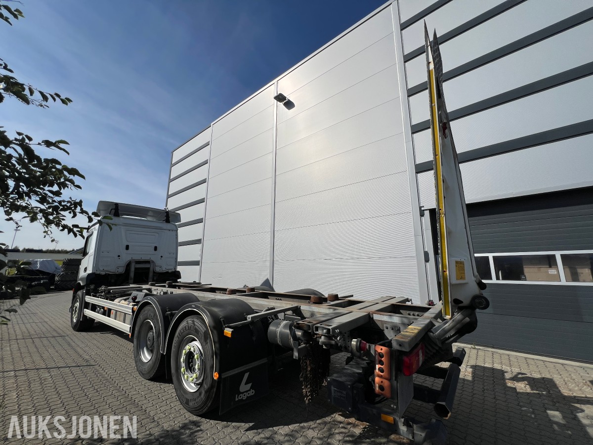2021 Mercedes-Benz Actros 2635 6x2 vekselflakbil med Zepro bakløfter