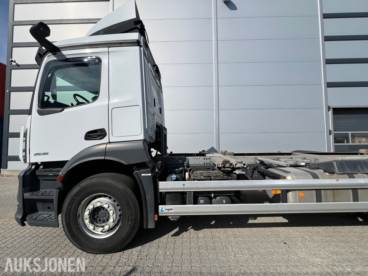 2021 Mercedes-Benz Actros 2635 6x2 vekselflakbil med Zepro bakløfter