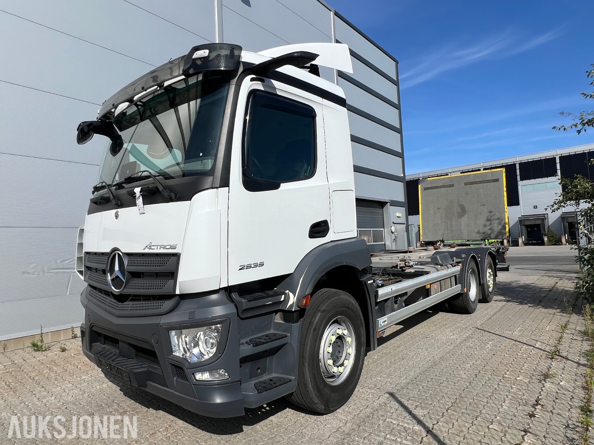 2021 Mercedes-Benz Actros 2635 6x2 vekselflakbil med Zepro bakløfter