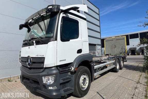 2021 Mercedes-Benz Actros 2635 6x2 vekselflakbil med Zepro bakløfter