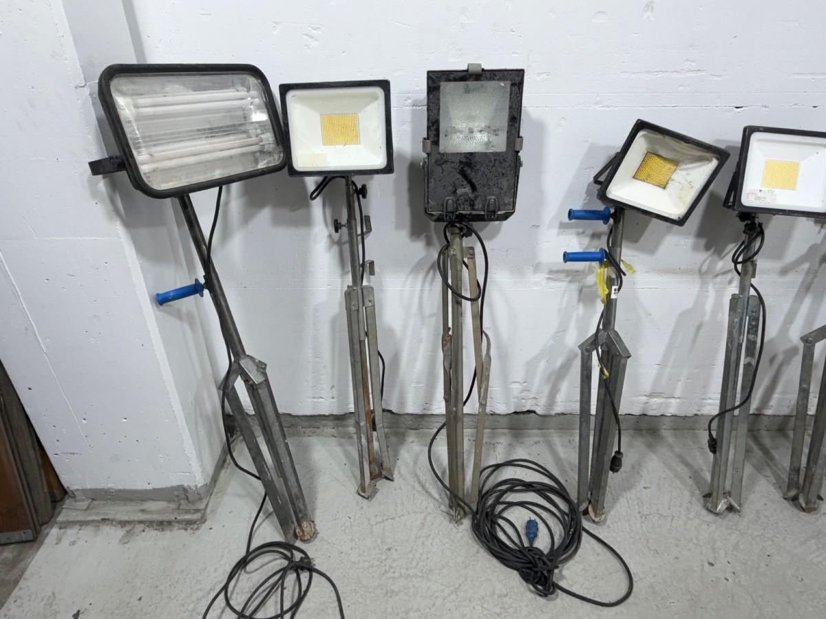 Parti med arbeidslamper på stativ – LED, lysrør og lyskaster