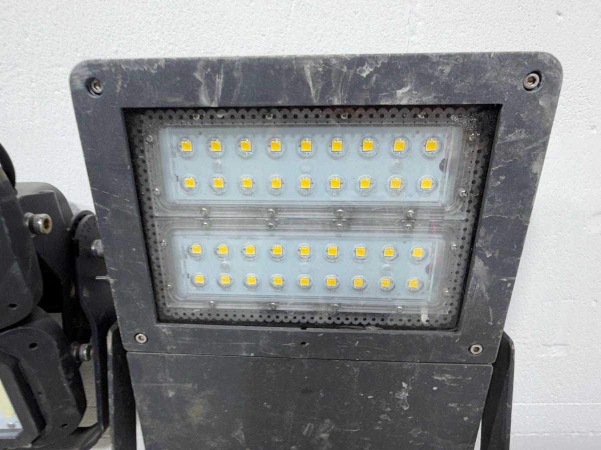 Parti med arbeidslamper på stativ – LED, lysrør og lyskaster