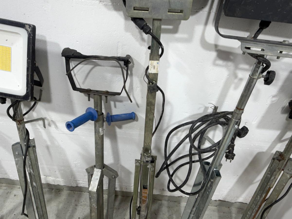 Parti med arbeidslamper på stativ – LED, lysrør og lyskaster