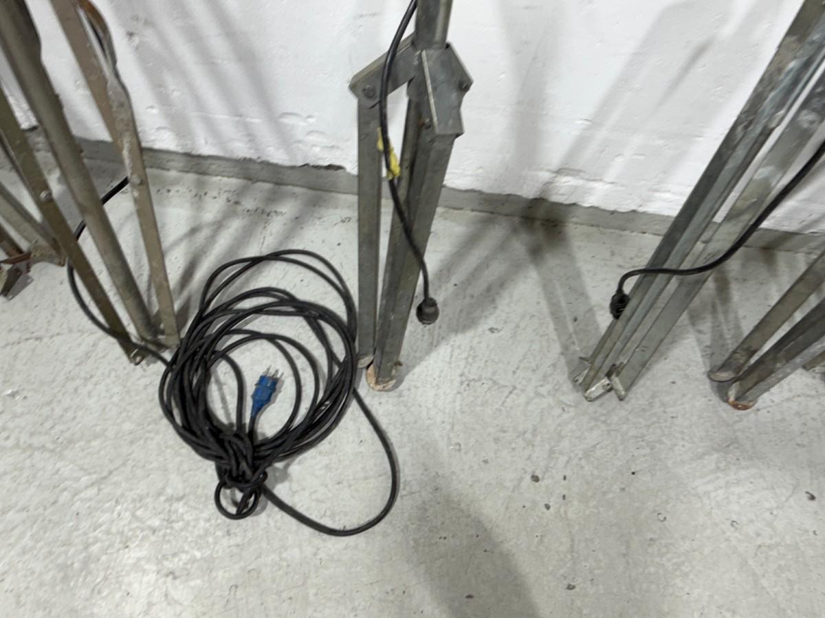 Parti med arbeidslamper på stativ – LED, lysrør og lyskaster