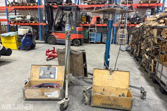 2007 2 stk.Genie Super Hoist  pneumatisk materialheiser med slanger og transportkasser selges samlet
