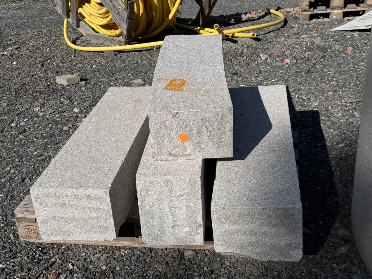 4 stk granittblokker 107 × 30 × 23 cm