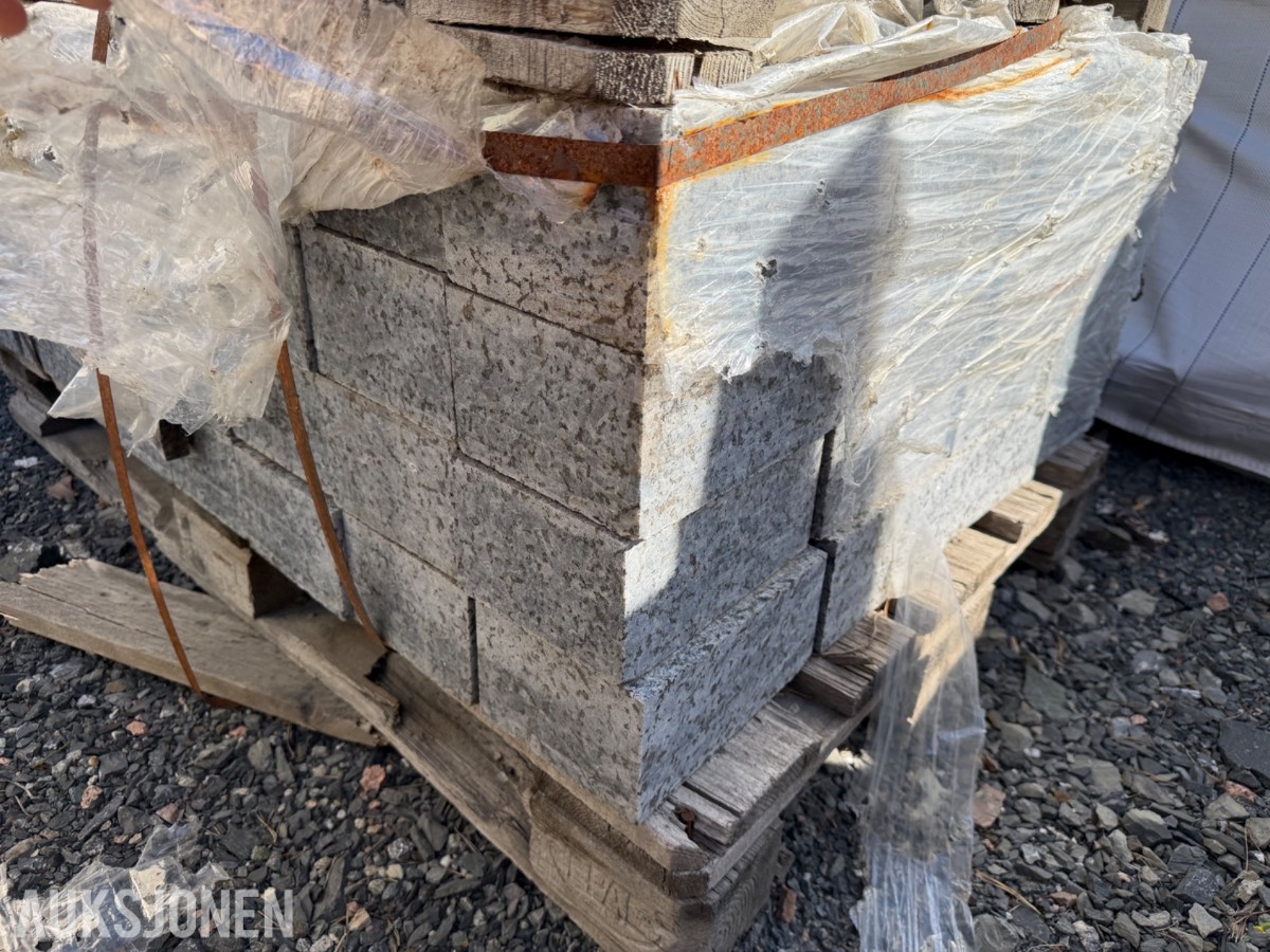 128 stk granitt kantstein + ca 350 stk granitt smågatestein