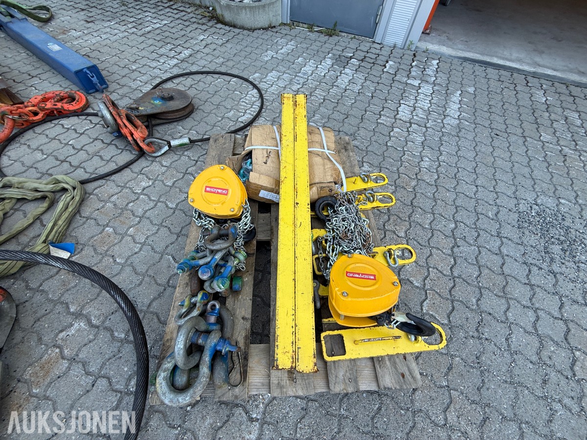 Parti med løfteutstyr / kjettingtaljer, sjakler og løfteåk