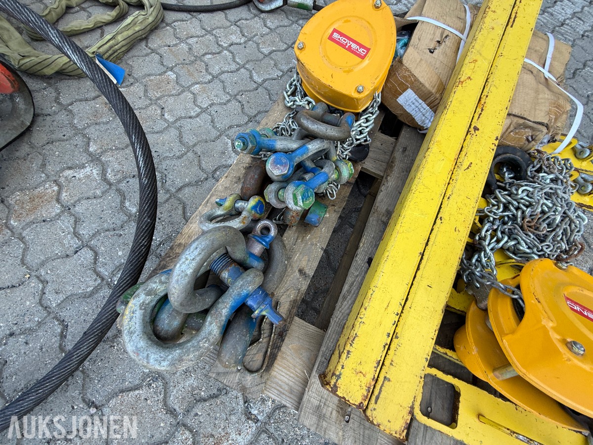 Parti med løfteutstyr / kjettingtaljer, sjakler og løfteåk