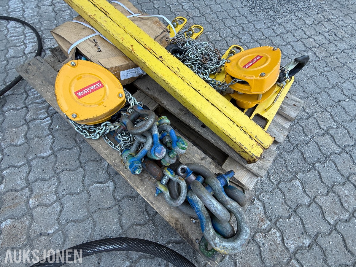Parti med løfteutstyr / kjettingtaljer, sjakler og løfteåk