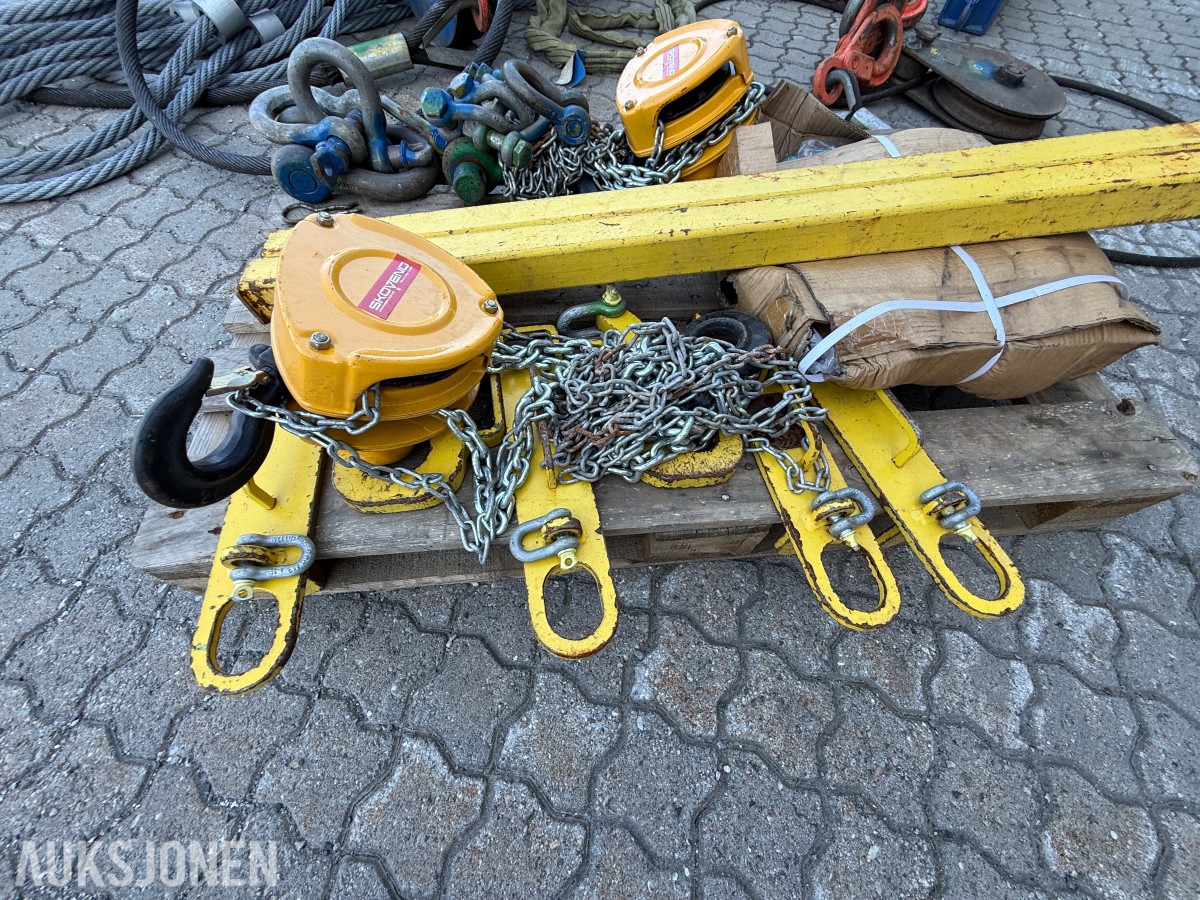 Parti med løfteutstyr / kjettingtaljer, sjakler og løfteåk