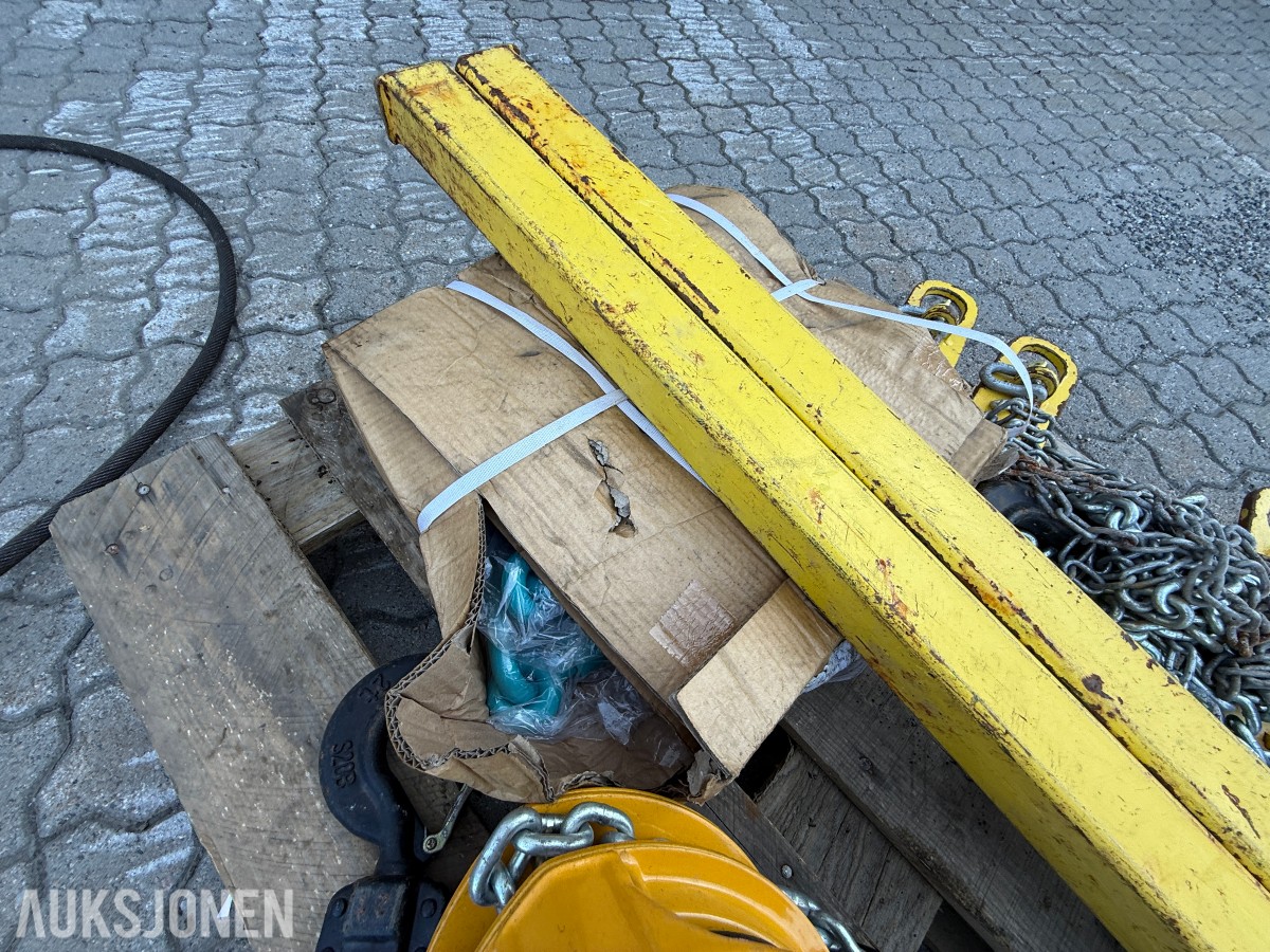 Parti med løfteutstyr / kjettingtaljer, sjakler og løfteåk