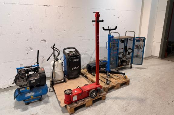Parti med verkstedutstyr - ABAC kompressor, Exide batterilader/starthjelp, SAMOA oljeutstyr, hydrauliske jekker og verkstedverktøy