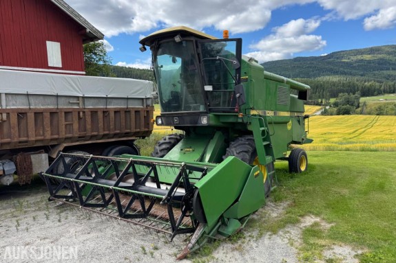 John Deere 1055 tresker / 2702 timer