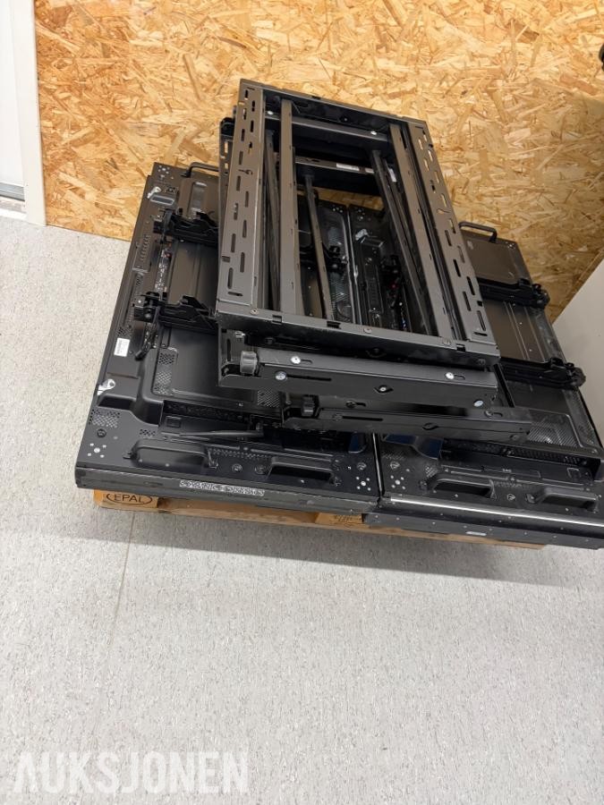 4 stk. NEC MultiSync X464UN 46” profesjonelle skjermer med veggfeste