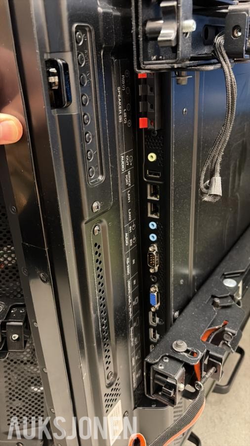 4 stk. NEC MultiSync X464UN 46” profesjonelle skjermer med veggfeste
