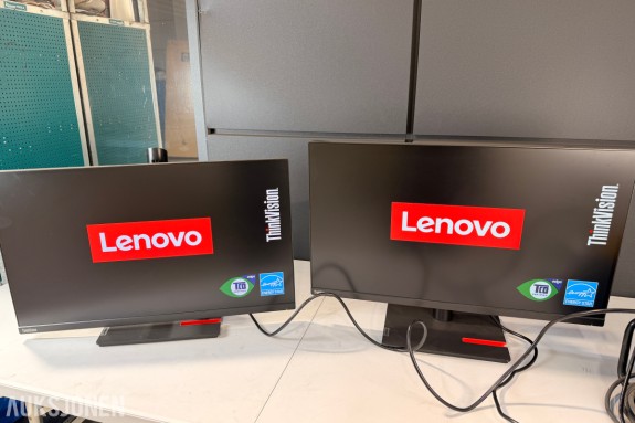 2 stk Lenovo ThinkVision T27h-30 27 tommer QHD skjermer med tilbehør