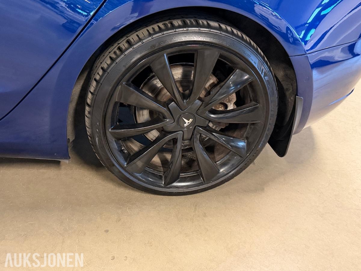 2019 Tesla Model 3 AWD – Hengerfeste – Lekker farge
